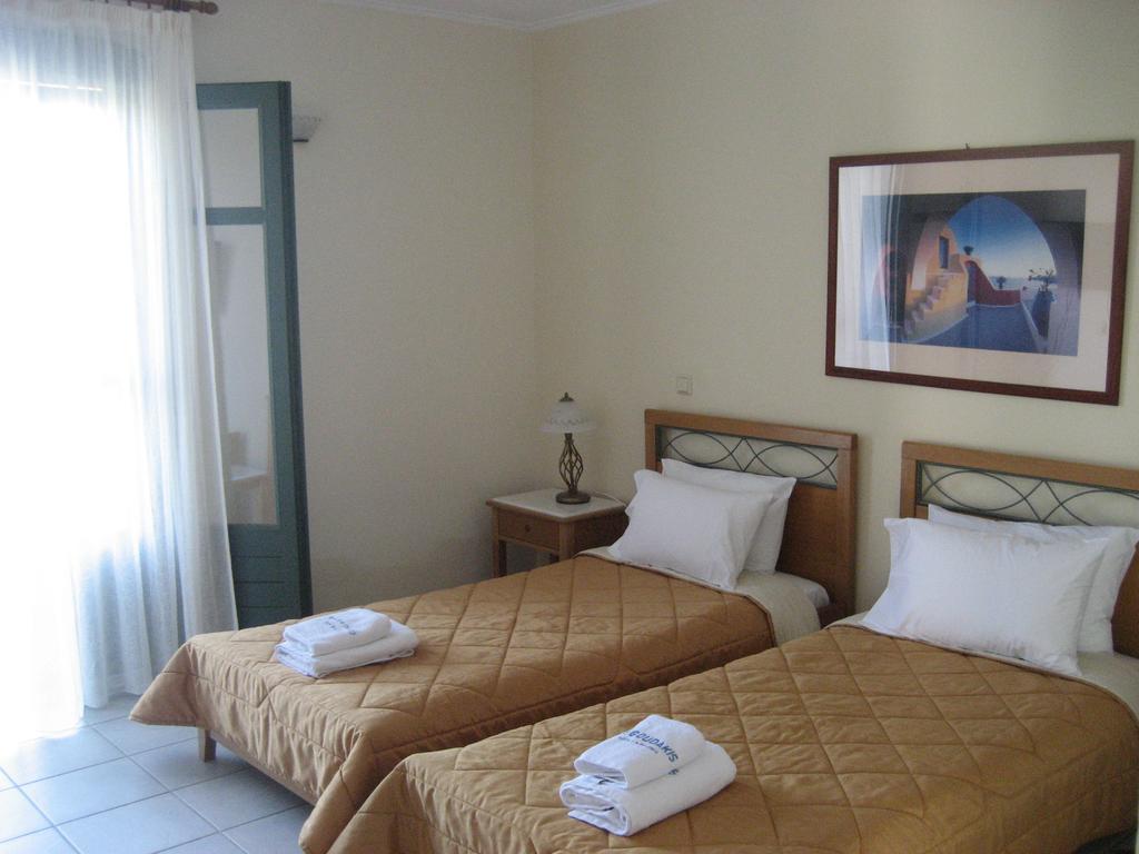 Kyveli Hotel Apartments Vrontados Bagian luar foto
